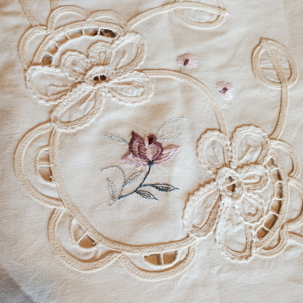 Embroidered floral valance curtain 14.5x 80 Beige w/Purple Embroided Flowers Vtg
